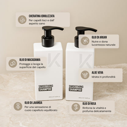 Due flaconi con dosatore di shampoo Smoothing KERAZUL® con i loro attivi: cheratina idrolizzata, olio di argan, olio di macadamia, aloe vera, olio di lavanda e olio di rosa